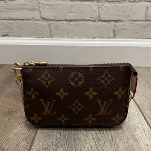 ** SOLD ** LOUIS VUITTON Mini Pochette in Monogram Canvas